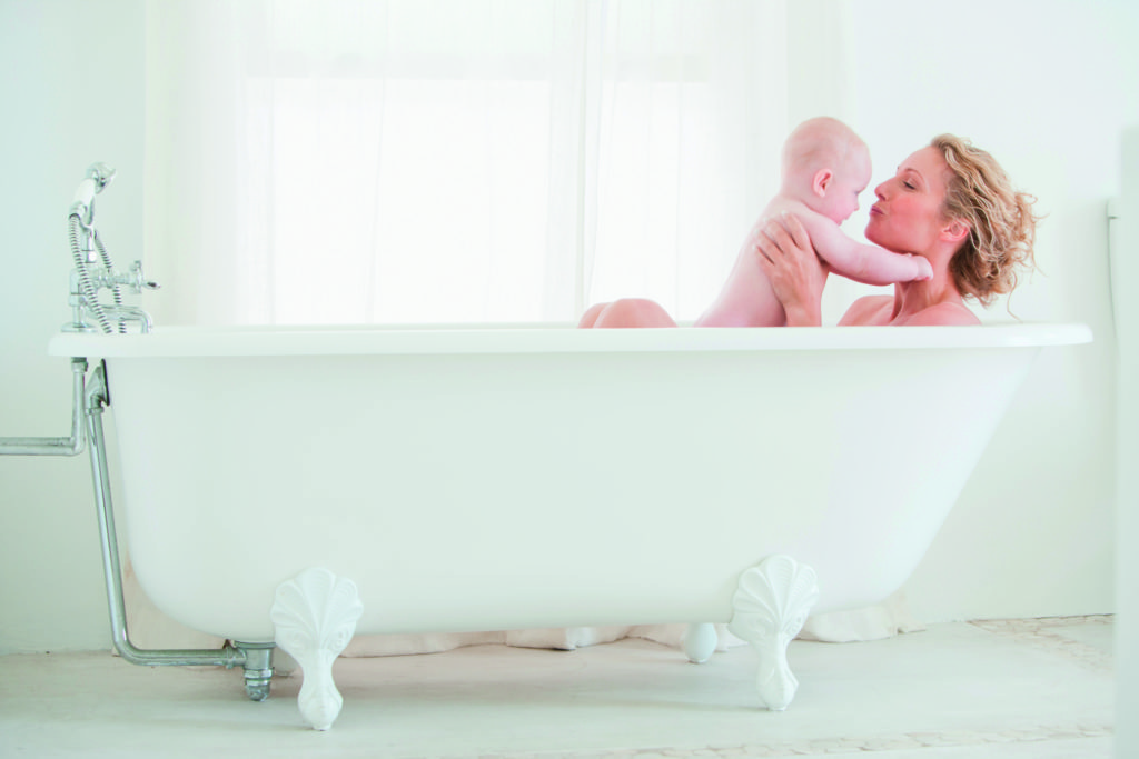 Une mère prenant on bain avec son bébé